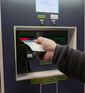 2 - inserire la banconota