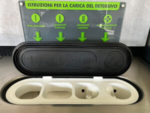 istruzioni per la carica dei detergenti